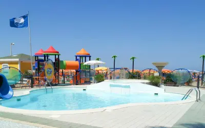 Piscina con scivolo e giochi acquatici in una giornata di sole a Cattolica, Emilia Romagna.