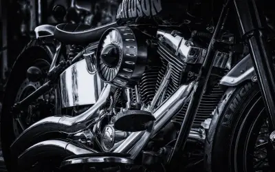Błyszczący chrom motocykla Harley-Davidson. Dowiedz się, jak wyczyścić chrom domowym sposobem, by przywrócić mu dawny blask.