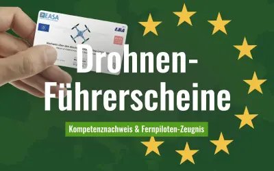 Ein Mensch hält einen Drohnenführerschein in der Hand. Das Luftfahrt Bundesamt (LBA) und die EASA sind darauf abgebildet. Der Text "Drohnen-Führerscheine" und "Kompetenznachweis & Fernpiloten-Zeugnis" ist prominent platziert.