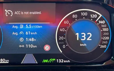 ACC är inte aktiverat. Hastighetsmätaren visar 132 km/h. Genomsnittsförbrukning 5,5 l/100km.