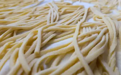Troccoli pugliesi freschi, pronti per un gustoso condimento. Pasta fatta in casa, un classico della tradizione.