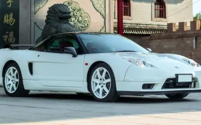 Vit Honda NSX till salu, en ikonisk sportbil med en tidlös design. Denna pärla väntar på sin nästa ägare.