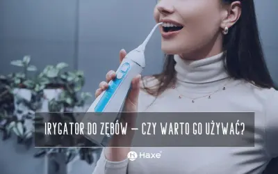 Kobieta używa irygatora do zębów, który jest urządzeniem do higieny jamy ustnej.