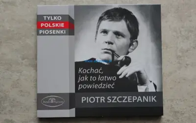 Piotr Szczepanik na okładce płyty "Kochać, jak to łatwo powiedzieć". Napis "Tylko polskie piosenki" i logo Muza.