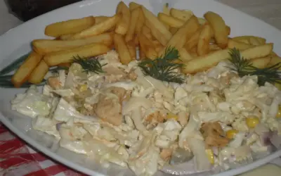 Pyszny kebab z frytkami i surówką, idealny na szybki obiad. Sprawdź, ile ma kebab z frytkami kcal!