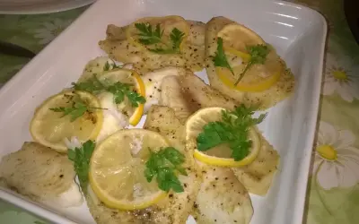 Filety z tilapii z cytryną i pietruszką. Czy tilapia ma ości? Zazwyczaj nie, co czyni ją idealną rybą na obiad.