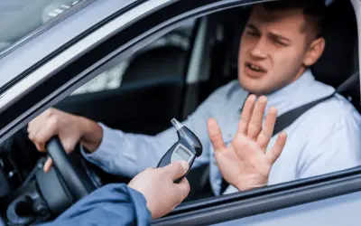 Mann im Auto wehrt sich gegen Alkoholtest. 1,1 Promille Strafe droht.