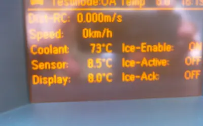 Wyświetlacz Opla Astry H w trybie testowym pokazuje temperaturę płynu chłodzącego 73°C. Jak sprawdzić temperaturę silnika?