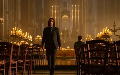 John Wick w kościele, otoczony blaskiem świec. Choć to nie filmy o miłości, jego determinacja jest poruszająca.