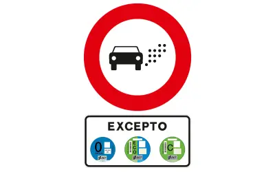 Señal de prohibición de paso a vehículos contaminantes, excepto los que luzcan la etiqueta amarilla DGT o distintivos ECO o C.