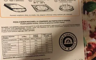Jak piec pizzę w piekarniku: wyjmij z opakowania, umieść na ruszcie w 180-200°C, piecz 10 min.