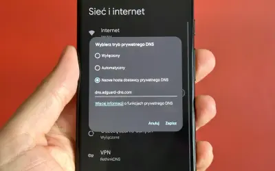 Ekran telefonu z ustawieniami prywatnego DNS, gdzie wpisano "dns.adguard-dns.com".