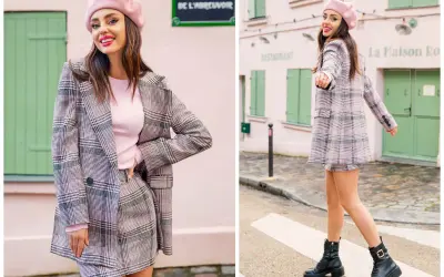 Dziewczyna w różowym beretce i kraciastej marynarce z spódniczką, prezentująca styl preppy.