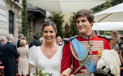 Belen Corsini y su esposo, vestido con uniforme militar, sonríen felices en su boda.
