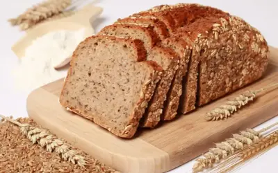 Chrupiący, wieloziarnisty bochenek pokrojony w kromki. Czy można kroić gorący chleb? Tak, jeśli jest tak pyszny!