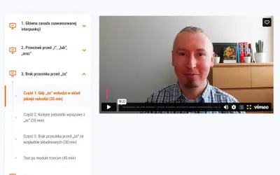 Mężczyzna w kratę tłumaczy, kiedy postawić przecinek przed "że", omawiając jego użycie w składzie jakiejś całości.