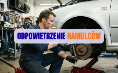 Mechanik wykonuje odpowietrzanie hamulców w samochodzie, pracując w warsztacie.