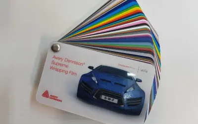 Próbnik Avery Dennison Supreme Wrapping Film z wieloma kolorami folii. Idealny do wyboru idealnego odcienia dla Twojego auta.