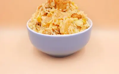 Sałatka z ryżem, kurczakiem, ananasem i curry: Klasyka, która się uda