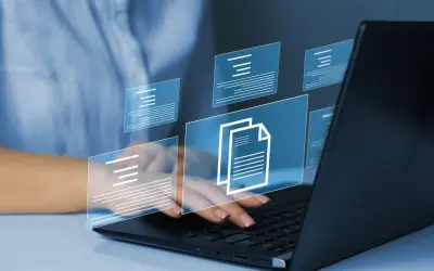 Kopiowanie i wklejanie dokumentów na ekranie laptopa.