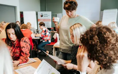 Uczestnicy szkolenia Instytutu Krytycznego Myślenia analizują materiały, pogłębiając swoje umiejętności.