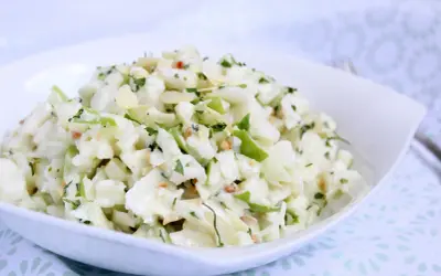 Ein **schneller Kohlrabisalat** mit Apfelstücken, Mandelsplittern und Petersilie in einer weißen Schüssel.