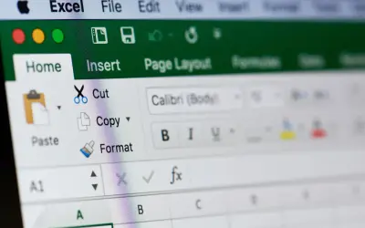 Ekran Excel z opcjami "Home", "Insert", "Cut", "Copy", "Paste". Widoczne ikony i przyciski do formatowania tekstu, ułatwiające blokowanie komórek Excel.