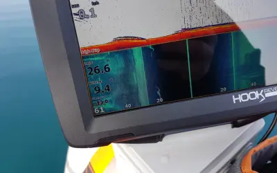 Schermo Lowrance Hook Reveal 7 con dati di profondità, temperatura e velocità. Le recensioni confermano la sua efficacia per la pesca.