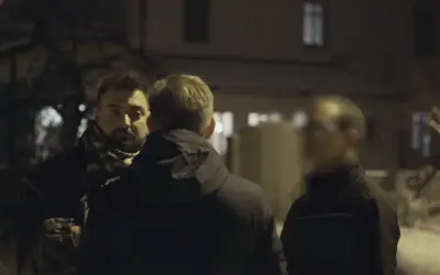 Tomasz Sekielski w mrocznej scenerii rozmawia z dwoma mężczyznami. "Tylko nie mów nikomu" - zdaje się szeptać jeden z nich.