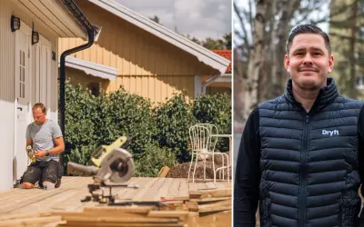 Man fixar altan med skruvdragare. Bredvid syns en man i väst med texten "Dryft".