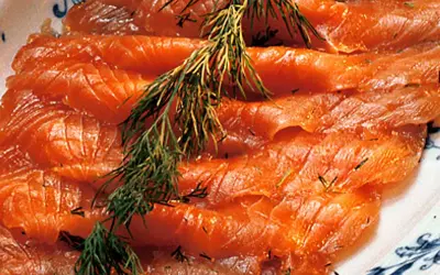 Vackert upplagd rimmad lax med dill. En klassisk svensk delikatess som smälter i munnen.