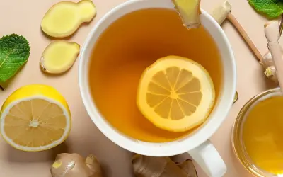 Herbata z imbirem, cytryną i miodem – idealna na co na wymioty. Składniki naturalnie łagodzą dolegliwości.