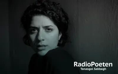 Tanasgol Sabbagh, eine junge Frau mit dunklen, lockigen Haaren, blickt nachdenklich in die Kamera. Der Schriftzug "RadioPoeten" und ihr Name sind rechts im Bild zu sehen.