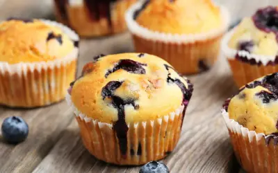 Saftige Blaubeermuffins, perfekt für ein schnelles Blaubeermuffins Rezept. Frisch gebacken und mit Blaubeeren gesprenkelt.