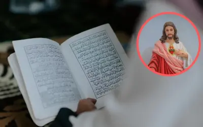 Otwarta księga z arabskim pismem obok wizerunku Jezusa. Islam uznaje Jezusa za proroka, ale nie za syna Bożego.