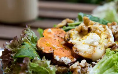 Ensalada de boniato asado con queso de cabra, nueces y hojas verdes.