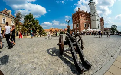 Rynek w Sandomierzu z armatą. Warto zobaczyć te atrakcje 100 km od Sandomierza.