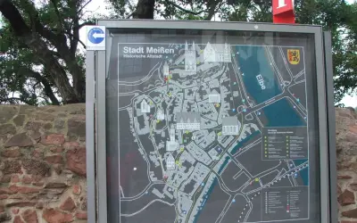 Mapa turystyczna "Stadt Meißen Historische Altstadt" przedstawia urokliwe porcelanowe miasto w Saksonii, z zaznaczonymi zabytkami i rzeką Łabą.