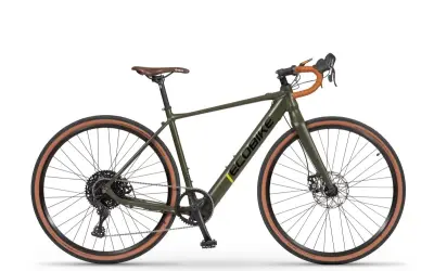 Zielony rower gravelowy z brązowym siodełkiem i owijką kierownicy. Napis "ECOBIKE" na ramie. To firma tworząca rowery.