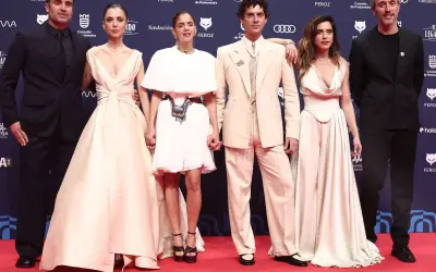Seis personas posan en la alfombra roja de los premios Feroz.