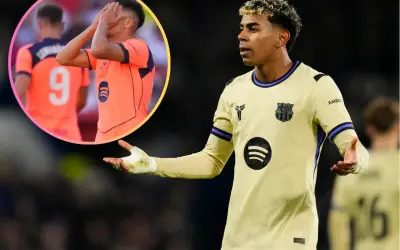 Zawodnicy La Liga w akcji. Jeden z piłkarzy FC Barcelony w żółtej koszulce z logo Spotify, obok wizerunek innego zawodnika w pomarańczowej koszulce, zakrywającego twarz.