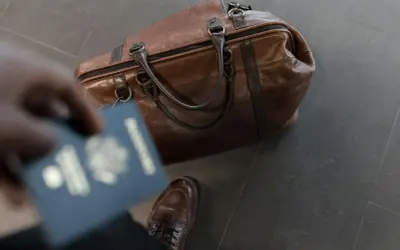 Gotowy na delegację zagraniczną. Skórzana torba i paszport czekają.