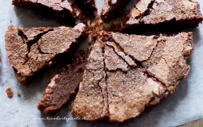 Fetta di torta al cioccolato, cosparsa di zucchero a velo, perfetta per Pasqua. Un dolce che ricorda le uova di Pasqua per la sua golosità.