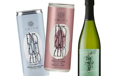 Två burkar alkoholfritt mousserande vin och en flaska vin. Perfekt vin till lax, oavsett om du väljer Riesling eller Rosé.