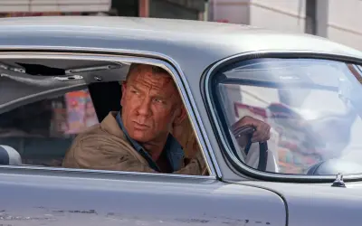 Daniel Craig som James Bond i en klassisk bil, redo för nya äventyr i filmer med James Bond.