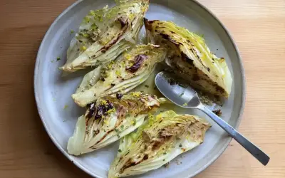 Ugnsbakad spetskål med citron och örter på en tallrik. En sked ligger bredvid.