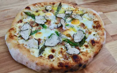 En napolitansk pizza med sparris, ägg och tryffel. En lyxig smakupplevelse!
