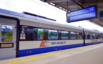 PKP Intercity na dworcu, pociąg do Łodzi Fabrycznej. To jak faktura za bilet internetowy, tylko że na żywo.