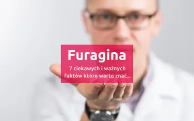 Mężczyzna w okularach trzyma kartkę z napisem "Furagina". Czy alkohol wpływa na jej działanie? Dowiedz się 7 faktów.