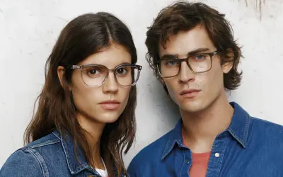 Para młodych w okularach, w dżinsowych ubraniach. Pepe Jeans - co to za firma? To marka z charakterem.